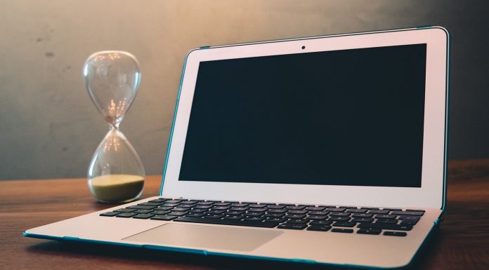 TST: Tecelagem indenizará empregada que fraturou cotovelo ao tropeçar em remendo do piso