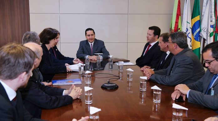 TRF4: Presidente do Tribunal recebe prefeitos, procuradores e entidades para tratar de processo sobre repartição de receitas tributárias (19/09/2018)