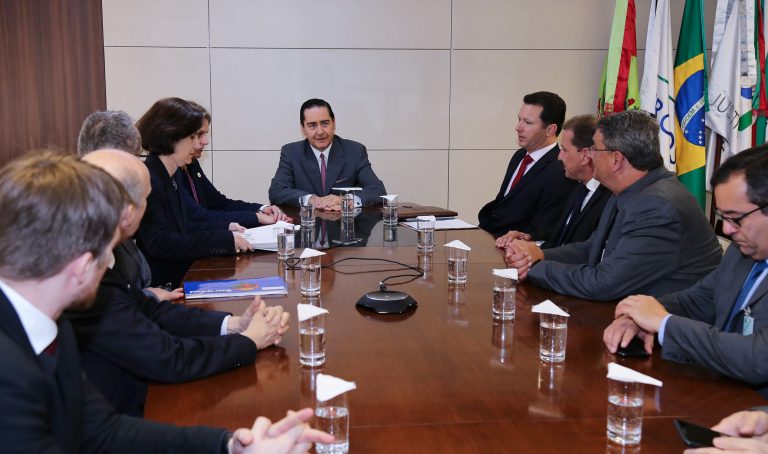 TRF4: Presidente do Tribunal recebe prefeitos, procuradores e entidades para tratar de processo sobre repartição de receitas tributárias (19/09/2018)