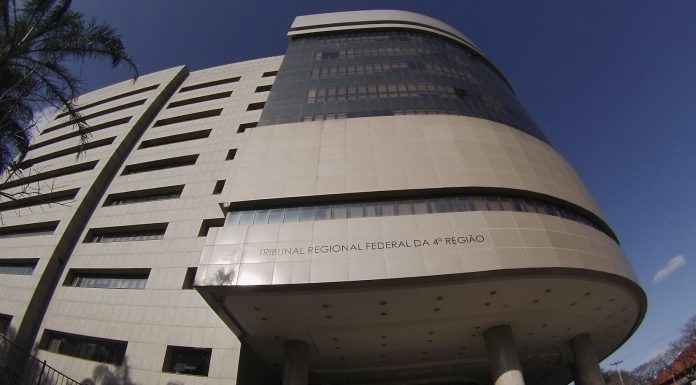 TRF4: Tribunal uniformiza tese de que gratificação por desempenho pode variar também para aposentados (22/10/2018)