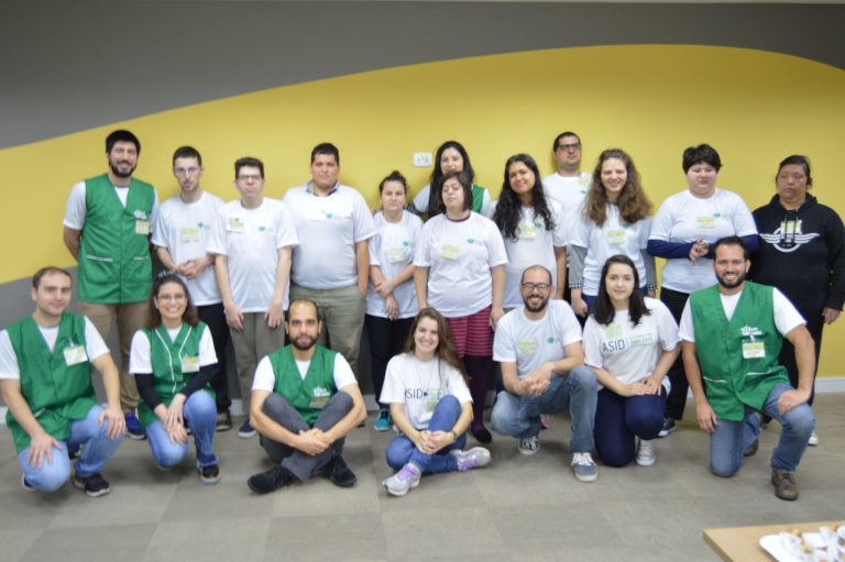 Ensina Tecnologia: voluntários da Pelissari ensinam informática para alunos com deficiência