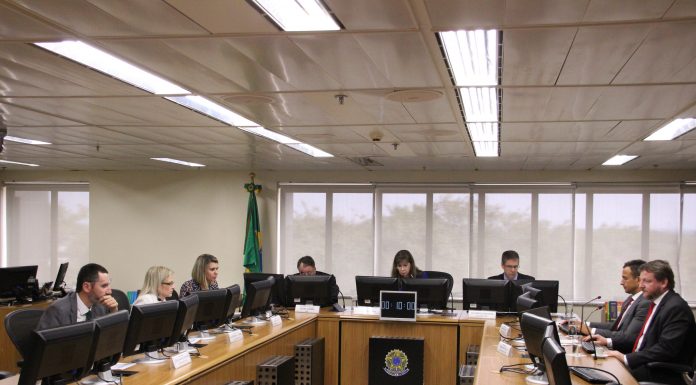 TRF4: Eletricista exposto a altas tensões tem direito a contagem de tempo especial (06/09/2019)