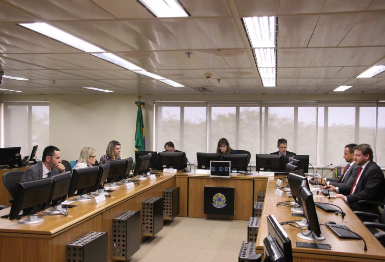 TRF4: Eletricista exposto a altas tensões tem direito a contagem de tempo especial (06/09/2019)