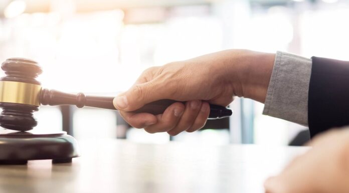 TST: Rede de lanchonetes não pode dar tarefas perigosas a adolescentes | Tribunal na Voz do Brasil