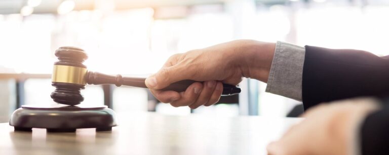 TST: Rede de lanchonetes não pode dar tarefas perigosas a adolescentes | Tribunal na Voz do Brasil